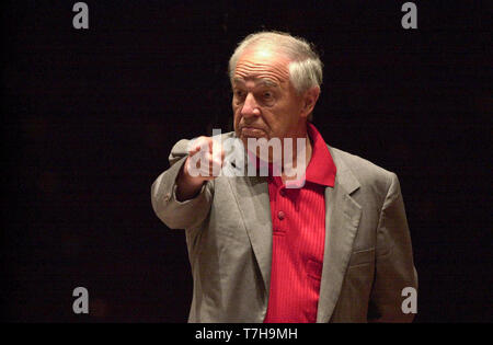 Weltberühmte Dirigent Pierre Boulez dirigiert das London Symphony Orchestra und dem Pianisten Emanuel Ax während der Proben für tonights Leistung von Boulez 2000 in Edinburghs Usher Hall als Teil des Internationalen Festivals. 24/8/2000. Stockfoto