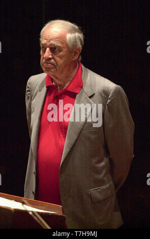 Weltberühmte Dirigent Pierre Boulez dirigiert das London Symphony Orchestra und dem Pianisten Emanuel Ax während der Proben für tonights Leistung von Boulez 2000 in Edinburghs Usher Hall als Teil des Internationalen Festivals. 24/8/2000. Stockfoto