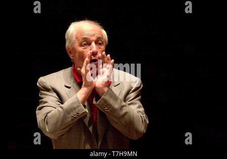 Weltberühmte Dirigent Pierre Boulez dirigiert das London Symphony Orchestra und dem Pianisten Emanuel Ax während der Proben für tonights Leistung von Boulez 2000 in Edinburghs Usher Hall als Teil des Internationalen Festivals. 24/8/2000. Stockfoto