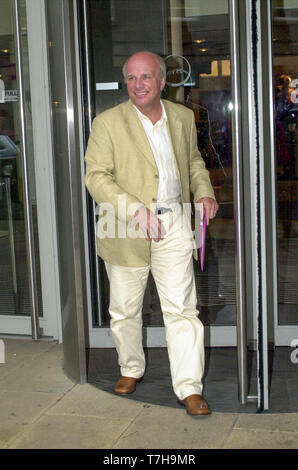 BBC-Generaldirektor Greg Dyke verlässt das Edinburgh International Conference Centre am Nachmittag (Samstag 26/8/00) nach der Teilnahme an einem Frage- und Antwortspiel im Rahmen des Edinburgh International Television Festival. Stockfoto