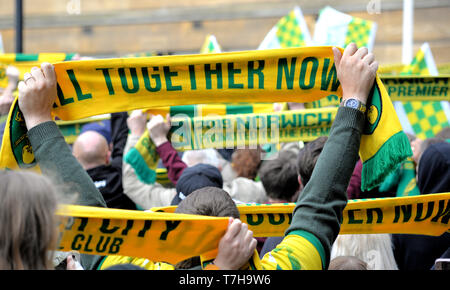 Unterstützer vor dem Rathaus von Norwich, mit Tüchern zur Feier der Beförderung von Norwich City zur Premier League 2019 Stockfoto