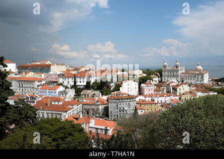 Ein Blick über die Dächer der Gebäude in Alfama gegenüber der Kirche von Sao Vicente von Foren in Lissabon Portugal Europa EU-KATHY DEWITT
