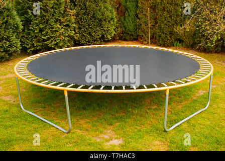 Garten Trampolin auf dem Rasen im Garten, Größe 12 Füße, schwarz batut Stockfoto