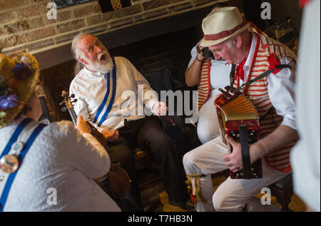 Thatxted Essex England UK. Morris Dancers traditionelle Singen im Swan Pub nach dem Tanz in der Kirche Parkplatz am Feiertag Montag. 6. Mai 2019 Stockfoto