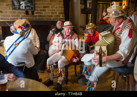 Thatxted Essex England UK. Morris Dancers traditionelle Singen im Swan Pub nach dem Tanz in der Kirche Parkplatz am Feiertag Montag. 6. Mai 2019 Stockfoto