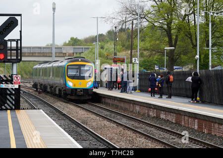 Passagiere warten auf Nahverkehrszüge an Micklefield, West Yorkshire, Nordengland, Großbritannien Stockfoto