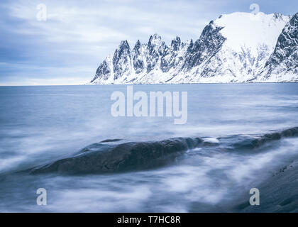 Angebot von Sharp Berg erhebt von der Nordsee. Frostigen Tag an Tungeneset Stockfoto