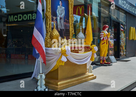 Eine lokale McDonald's, alle für die Krönung von König Rama X im Mai 2019 eingerichtet. In Bangkok, Thailand. Stockfoto