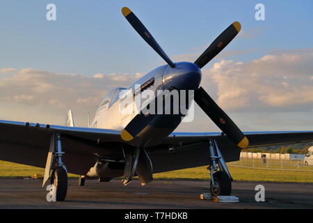 Flying Legends" Mustang P-51 D'Miss Helen' an der Abingdon Air & Land zeigen Nacht schießen, Abingdon, Großbritannien Stockfoto