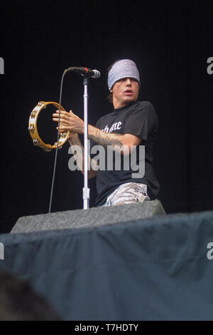 Sänger Ian Astbury, der Rockgruppe The Cult, auf der Bühne an der 2001 Leeds Music Festival. England, Vereinigtes Königreich. Stockfoto