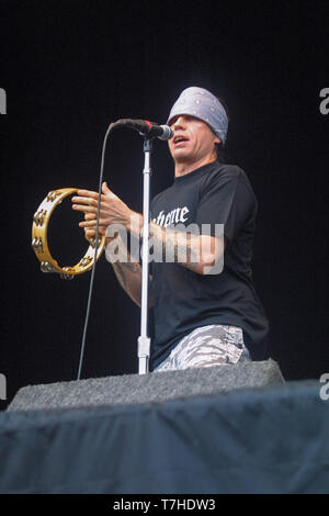 Sänger Ian Astbury, der Rockgruppe The Cult, auf der Bühne an der 2001 Leeds Music Festival. England, Vereinigtes Königreich. Stockfoto