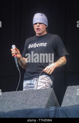 Sänger Ian Astbury, der Rockgruppe The Cult, auf der Bühne an der 2001 Leeds Music Festival. England, Vereinigtes Königreich. Stockfoto