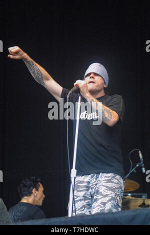 Sänger Ian Astbury, der Rockgruppe The Cult, auf der Bühne an der 2001 Leeds Music Festival. England, Vereinigtes Königreich. Stockfoto