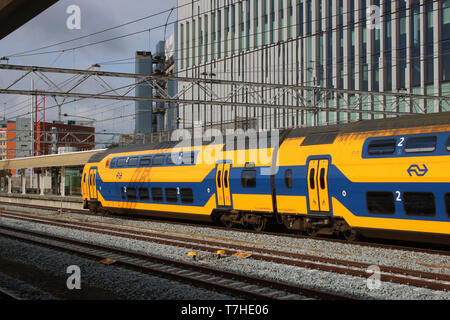 Double Deck Niederländischen Eisenbahnen Electric Multiple Unit Train an Plattform im Hauptbahnhof Leiden am Samstag, 27. April 2019. Stockfoto