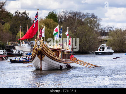 Royal Barge, Gloriana auf der Reise entlang der Themse in Surrey, West London Stockfoto