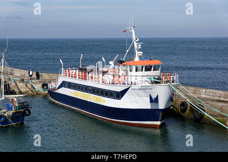 Die John O' Groats Fähre Pentland Venture in dem kleinen Hafen in diesem nördlichsten Teil des schottischen Festland vertäut. Stockfoto