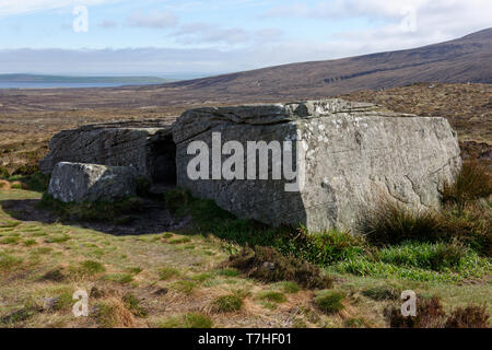 Die Dwarfie Stane ist eine megalithische chambered Grab auf den Orkney Insel Hoy. Glaubten rund 5000 Jahre alt, es hat eine Hand geschnitten. Stockfoto