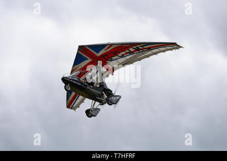 Patriotische Union Jack Design auf dem Flügel dieses Quik GT 450 Flex wing Ultraleichtflugzeug, wie Es abovce Popham Flugplatz in Hampshire fliegt Stockfoto