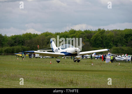 G-CFIU eine CZAW Sportcruiser Kitplane kommt für einen reibungslosen Touchdown an Popham Flugplatz in Hampshire Stockfoto