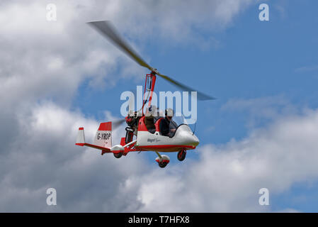 Smart suchen Twin seat Tragschrauber G-YROP, einen Magni M16 C am Popham Microlight Fly-In Stockfoto