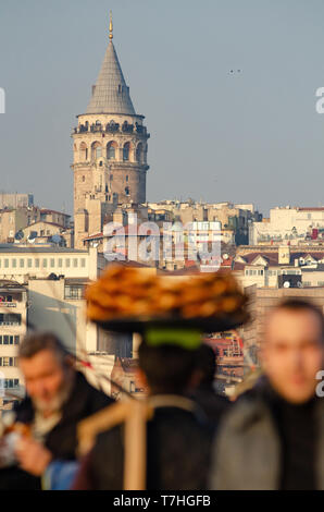 Ein türkischer Mann trägt Simit auf einem Tablett auf dem Kopf auf den Galataturm, Istanbul, Türkei Stockfoto