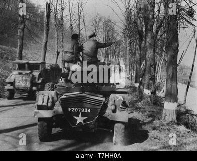 Winston Churchill an Bord eines Amerikanischen Panzerwagen in der Nähe des Rheins am 23. März 1945, gleich nach der ersten Kreuzung durch die alliierten Truppen. Stockfoto