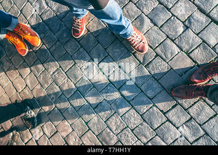 4 Paar schicke Schuhe auf dem Bürgersteig Hintergrund. Platz kopieren Stockfoto