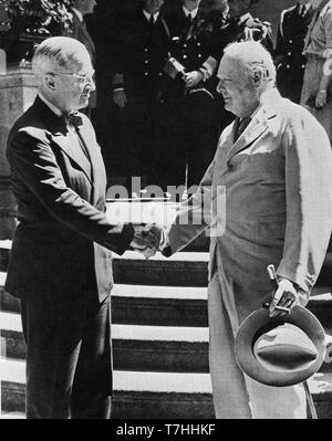 Winston Churchill schüttelt sich die Hände mit dem neuen Präsidenten der Vereinigten Staaten, Harry S. Truman, auf der Potsdamer Konferenz. Stockfoto