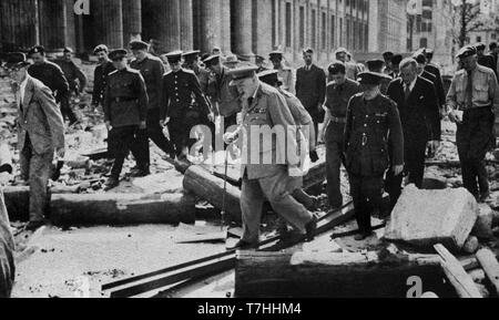 Winston Churchill den Besuch der Ruinen der Reichskanzlei in Berlin, 16. Juli 1945. Stockfoto