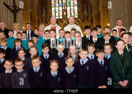 Pater Michael Router und Erzbischof Eamon Martin mit Schülern aus Mt St Catherines Schule, St Patrick's Primary School, St Catherines College und St. Patrick's College an der Heiligen Messe in der St. Patrick's Cathedral Armagh als Papst Franziskus gibt bekannt, dass Pater Michael Router Hilfs wird Bischof von Armagh geworden zu unterstützen Erzbischof Eamon Martin Fr Michael Router als Neue auxilary Bischof von Armagh St Patrick's Cathedral Armagh vom 7. Mai 2019 benannt Stockfoto