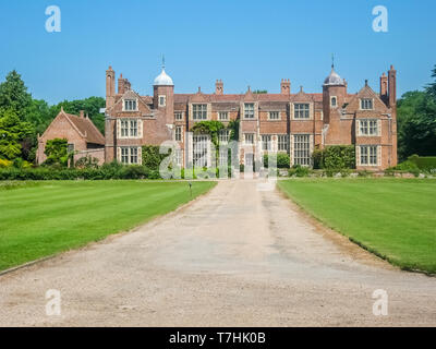 Long Melford, Suffolk, Vereinigtes Königreich, 1. Juni 2009: Kentwell Hall, eine Tudor Manor, im frühen 16. Jahrhundert durch die clopton Familie erbaut. Stockfoto