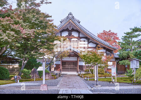 Kyoto, Japan - 9 November, 2016: Schöne historische Halle an der Pforte des Kōdaiji Tempel. Eine ruhige Umgebung mit einem buddhistischen Tempel mit saisonalen Licht Stockfoto