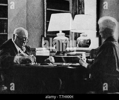 Winston Churchill spielen ein Brettspiel mit einem Freund bei Chartwell. 1964 Stockfoto