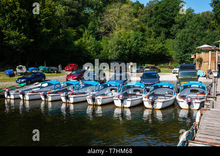 Boote zum Mieten bei St. Patrick's Boat Landing auf Ullswater im Lake District National Park, Cumbria, England, Großbritannien Stockfoto