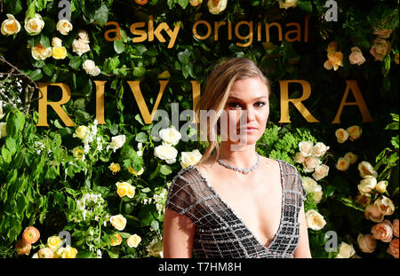 Julia Stiles die Teilnahme an der zweiten Staffel der Riviera Premiere auf der Saatchi Gallery am 7. Mai-Serie 2 lüftet auf Sky Atlantik und JETZT TV 23. Mai bewirtet wird - in London. Stockfoto