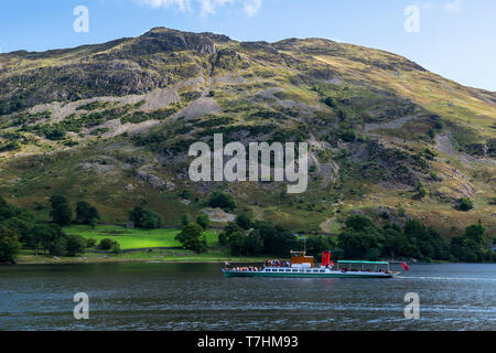 See Dampfer "Herrin vom See" Reisen nord-östlich auf Ullswater im Nationalpark Lake District, Cumbria, England, Großbritannien Stockfoto