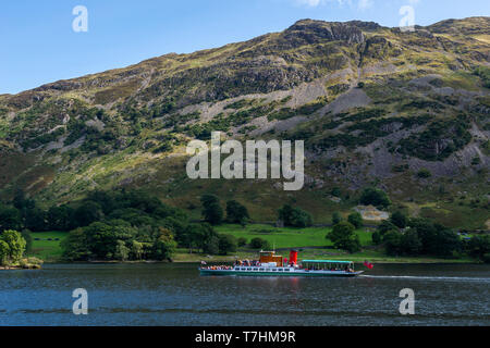 See Dampfer "Herrin vom See" Reisen nord-östlich auf Ullswater im Nationalpark Lake District, Cumbria, England, Großbritannien Stockfoto