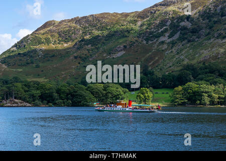 See Dampfer "Herrin vom See" Reisen nord-östlich auf Ullswater im Nationalpark Lake District, Cumbria, England, Großbritannien Stockfoto