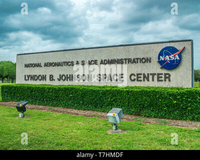 Dunkle Wolken über dem Zeichen des NASA Johnson Space Center Stockfoto