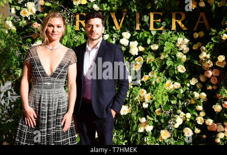 Julia Stiles und Dimitri Leonidas die Teilnahme an der zweiten Staffel der Riviera Premiere gehostet bei Saatchi Gallery am 7. Mai-Serie 2 lüftet auf Sky Atlantik und JETZT TV 23. Mai - in London. Stockfoto