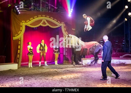 Interpret springen auf der Rückseite einer russischen schweren Zugpferd während einer Show im Circus Louis Knie junior, Österreich Stockfoto