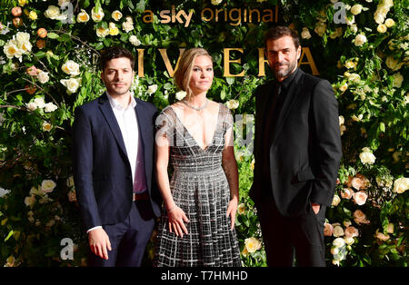 Dimitri Leonidas, Julia Stiles und Gregory Fitoussi die Teilnahme an der zweiten Staffel der Riviera Premiere gehostet bei Saatchi Gallery am 7. Mai-Serie 2 lüftet auf Sky Atlantik und JETZT TV 23. Mai - in London. Stockfoto