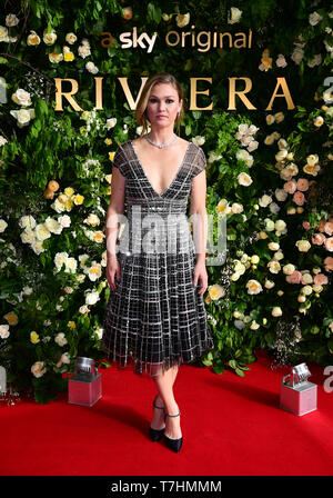 Julia Stiles die Teilnahme an der zweiten Staffel der Riviera Premiere auf der Saatchi Gallery am 7. Mai-Serie 2 lüftet auf Sky Atlantik und JETZT TV 23. Mai bewirtet wird - in London. Stockfoto