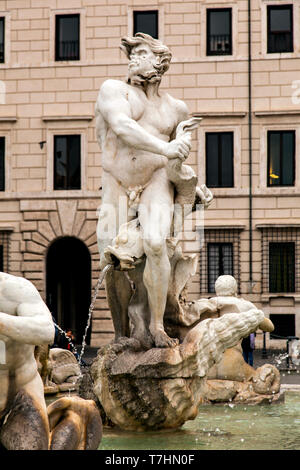 Moor Brunnen, die Fontana del Moro, ist ein Brunnen am südlichen Ende der Piazza Navona, Rom, Italien. Ursprünglich von Giacomo Della Por entworfen wurde Stockfoto