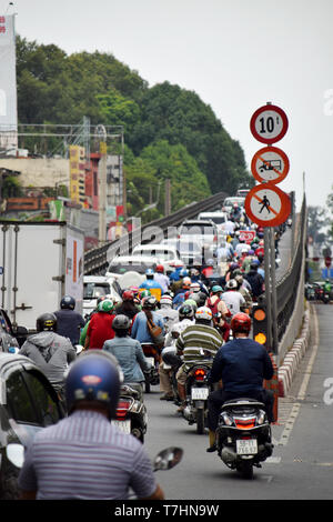 Rush Hour Traffic mit vielen Mopeds und Autos in Saigon. Foto in Ho Chi Minh City, Vietnam getroffen am 23. März 2019 Stockfoto