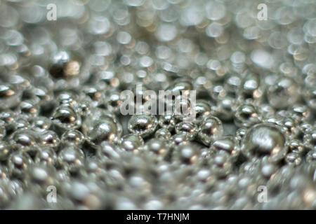 Glänzend silber silber Tropfen Kugeln Abstract Background, Weihnachten Thema, Soft Focus Stockfoto