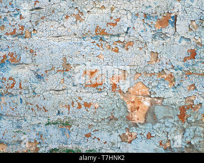 Betonwand Risse im Lack, Farbe abstrakt hinter dem Beton. Textur, Muster, Hintergrund. alte Farbe. Mit weißem Ton farbe Flocken aus im Laufe der Zeit Stockfoto