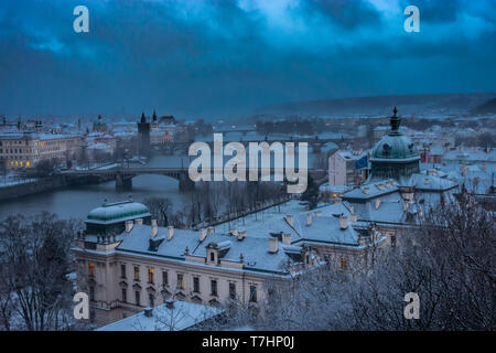Schöne Winterlandschaft von Prag, die Stadt und der Moldau in der Tschechischen Republik, Außenansicht bei Nacht Stockfoto