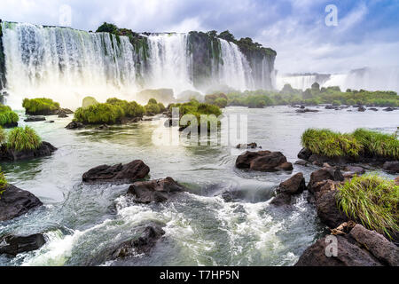 Blick auf den wunderschönen Iguazu Wasserfälle in Argentinien. Stockfoto