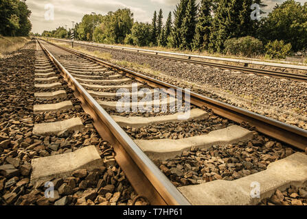 Eisenbahn im Nahbereich an einem sonnigen Tag bei gutem Wetter und keiner der Leute Stockfoto